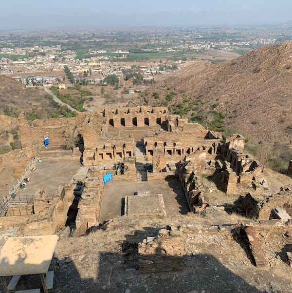 全球民众又一次目睹1700年的佛像变成石碴