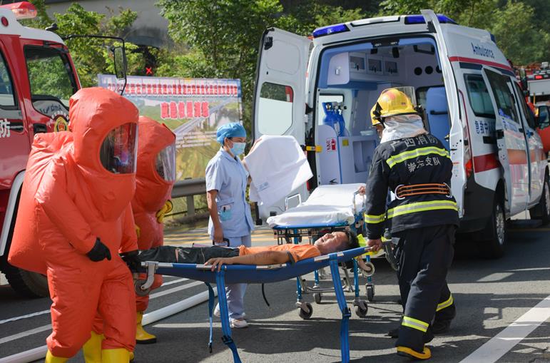 崇左市开展隧道危化品运输交通事故应急救援演练