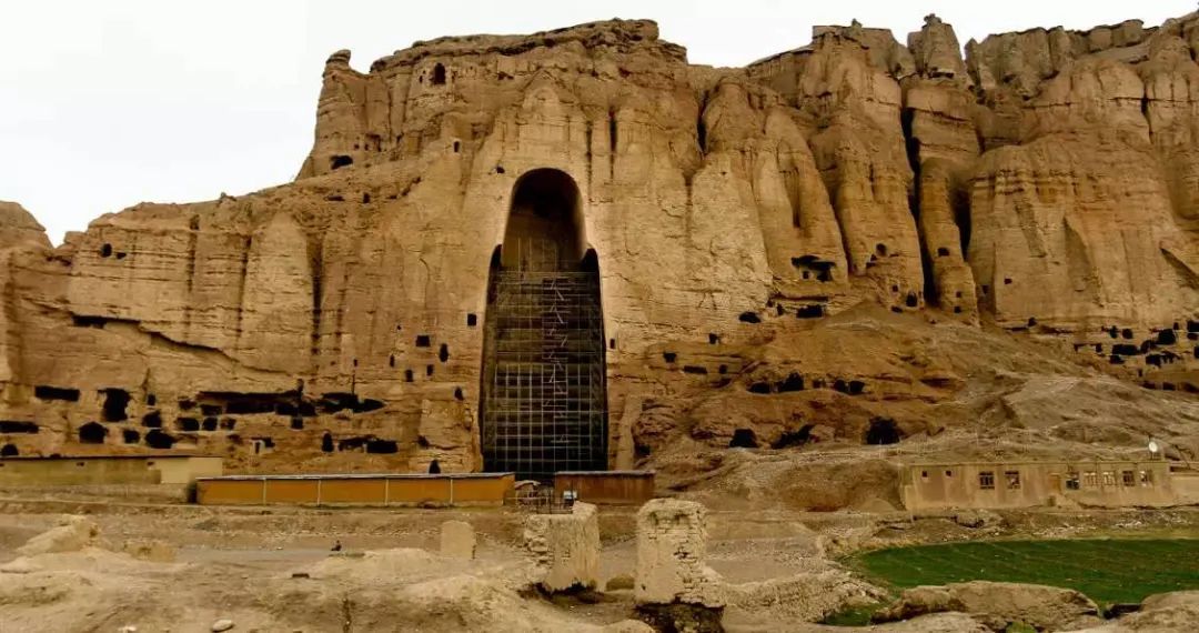 全球民众又一次目睹1700年的佛像变成石碴