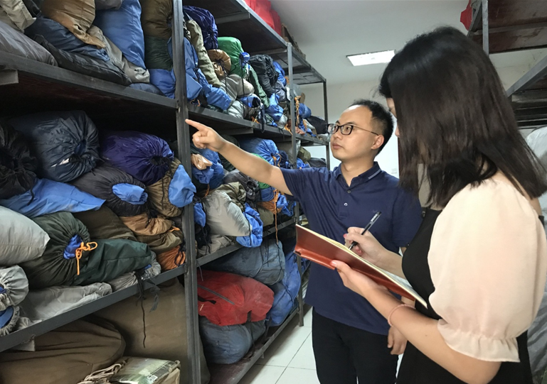 旺苍县纪委监委工作人员在县应急管理局仓库检查救灾物资储备情况