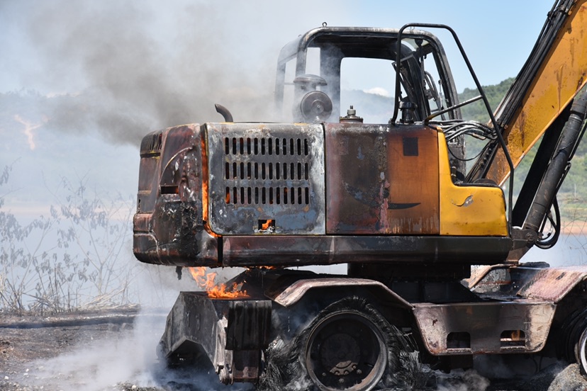 郴州挖掘机失火烧成空壳,周边是山林,消防5分钟迅速灭火