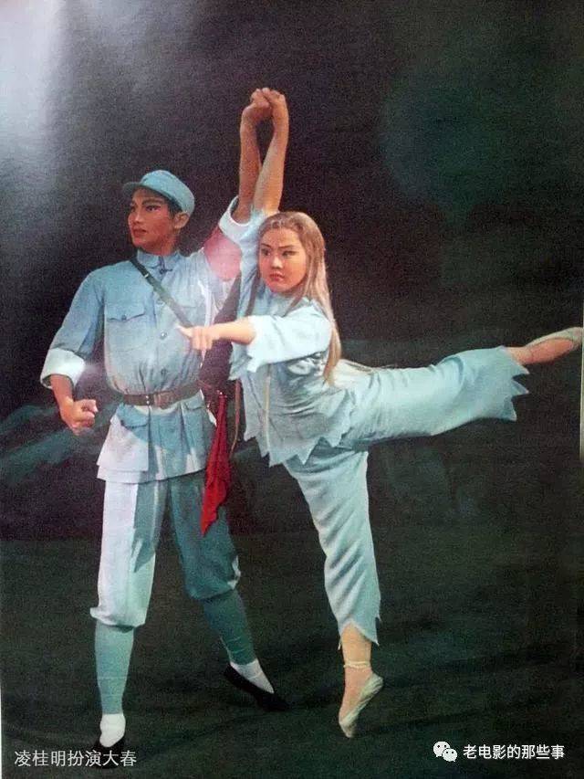 凌桂明的舞蹈基础的确很好,舞姿舒展大气,潇洒优雅,很多动作干净利落