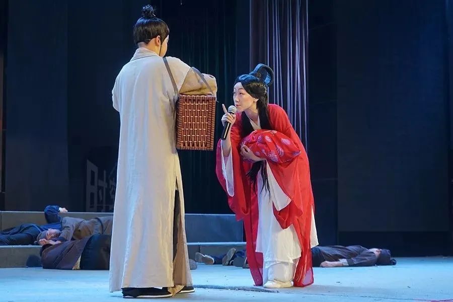 唐楚玥(右一)在课本剧中扮演庄姬