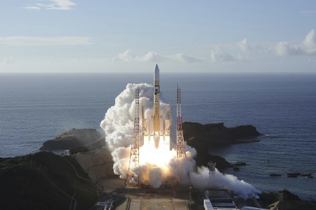 ▲7月20日，搭载“希望”号火星探测器的H2A运载火箭从日本鹿儿岛县种子岛宇宙中心发射升空。（新华社/美联）
