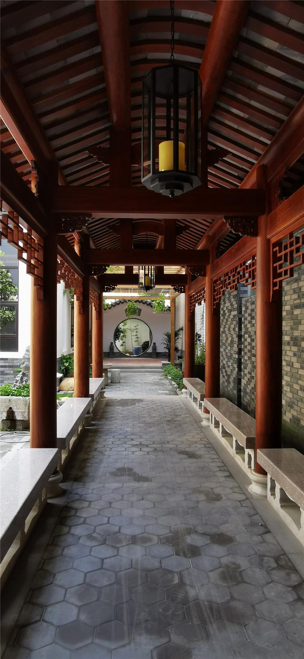 是一个独立的建筑院落,以徽派建筑风格为载体,结合当地的"金""木""水"