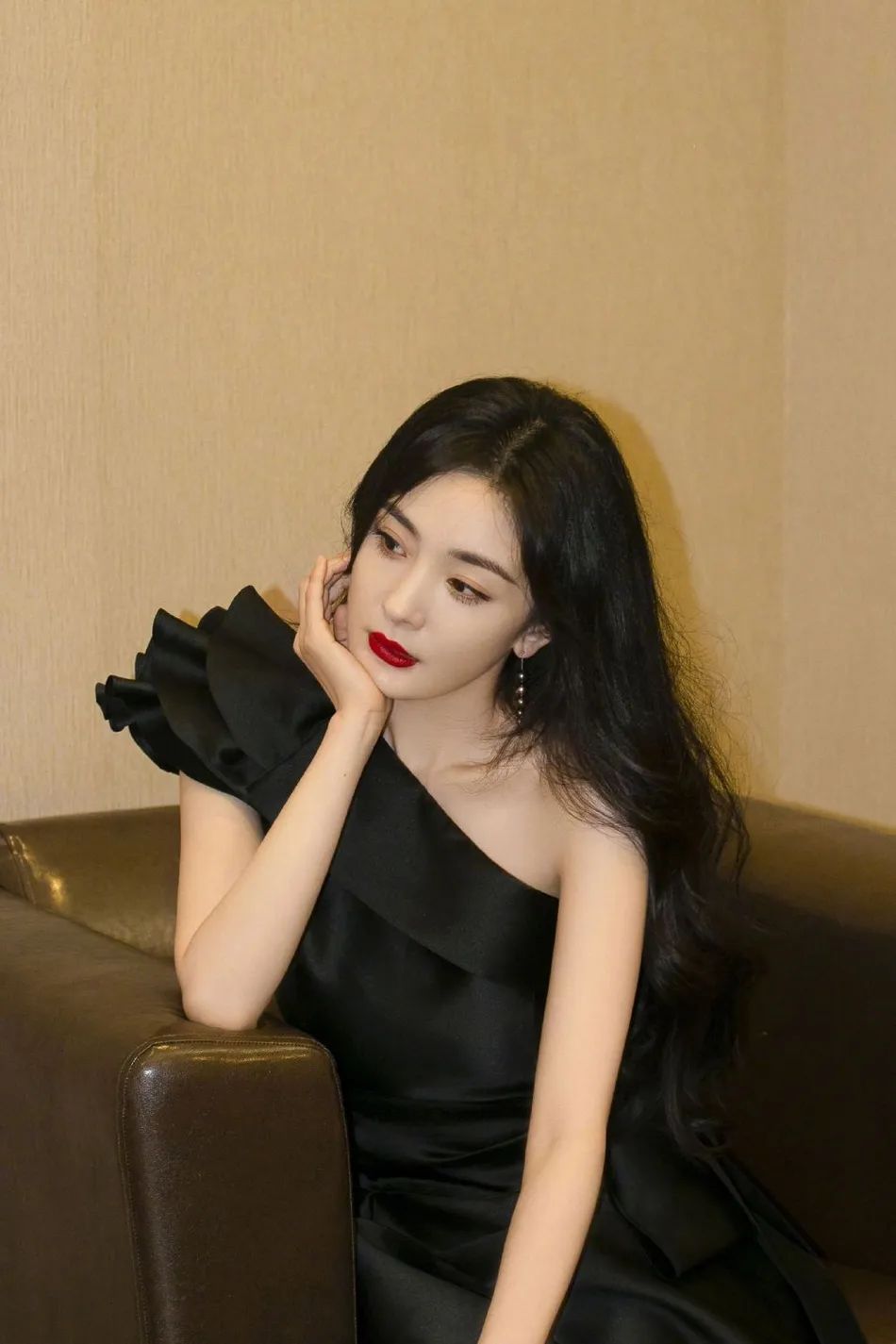 杨幂大红唇出镜性感肤白娇嫩魔鬼身材迷人难怪爆红