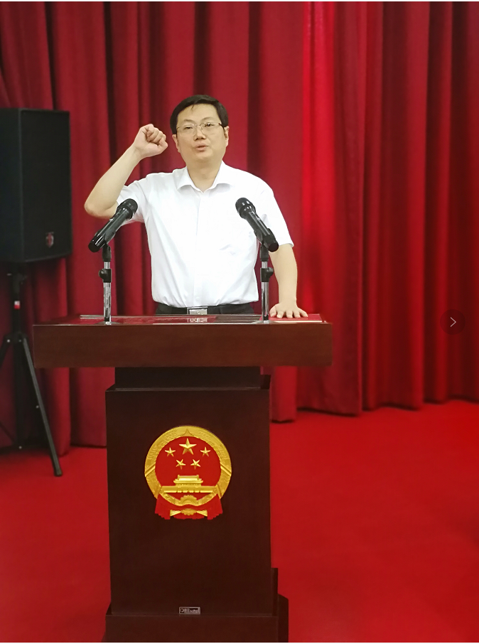 朱策进行宪法宣誓来源:人民网安徽(id: rmwahpd) 黄山日报值班编辑