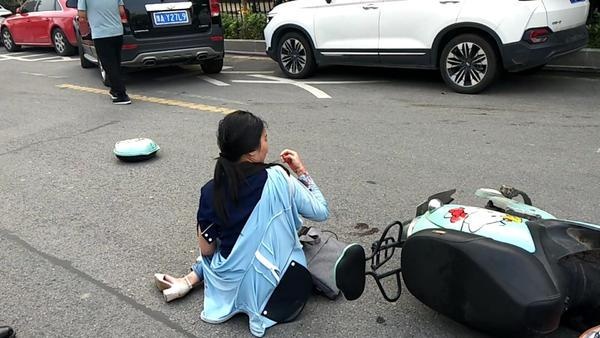 骑电动车女子被轿车撞飞,当场摔"断片"潇湘晨报 2020-07-24 14:55:42