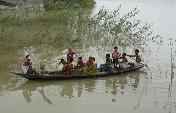 7月19日，村民在印度阿萨姆邦莫里加翁的洪水中乘船前行。 印度近日进入季风雨季，多地遭遇暴雨天气，引发洪涝灾害。 新华社/欧新