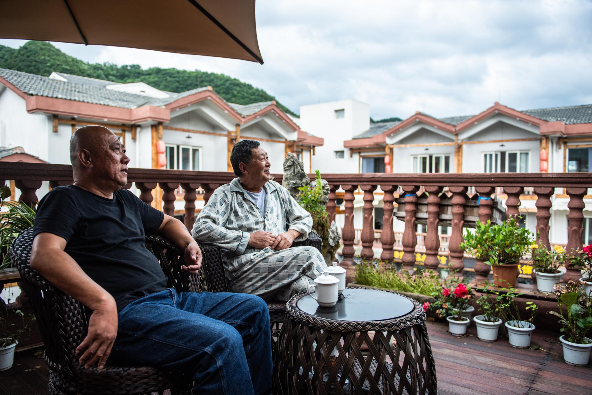 游客在桐梓县九坝镇山堡社区一家民宿内休闲(7月21日摄).