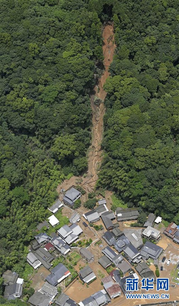 这是7月4日在直升机上拍摄的日本熊本县芦北町发生泥石流灾害的部分区域。新华社/共同社