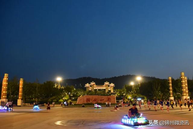 锦州霓虹灯下的锦城公园