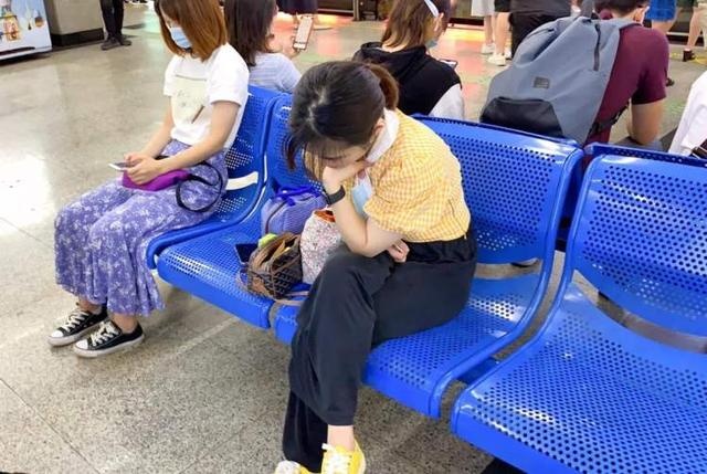 大热天,上海地铁车站连续有乘客中暑晕倒,大家出门要当心