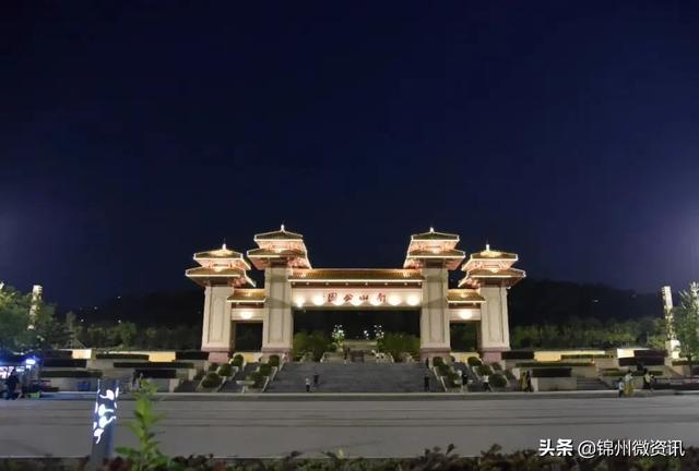 锦州霓虹灯下的锦城公园