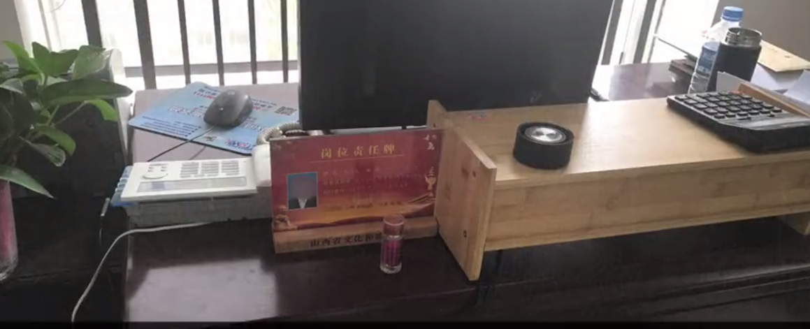 犯罪嫌疑人王某某在单位的办公桌。