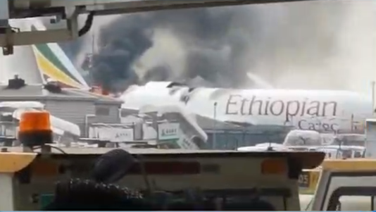 视频曝光！浦东机场一飞机起火，烧了一个多小时，机身被烧穿…休闲区蓝鸢梦想 - Www.slyday.coM