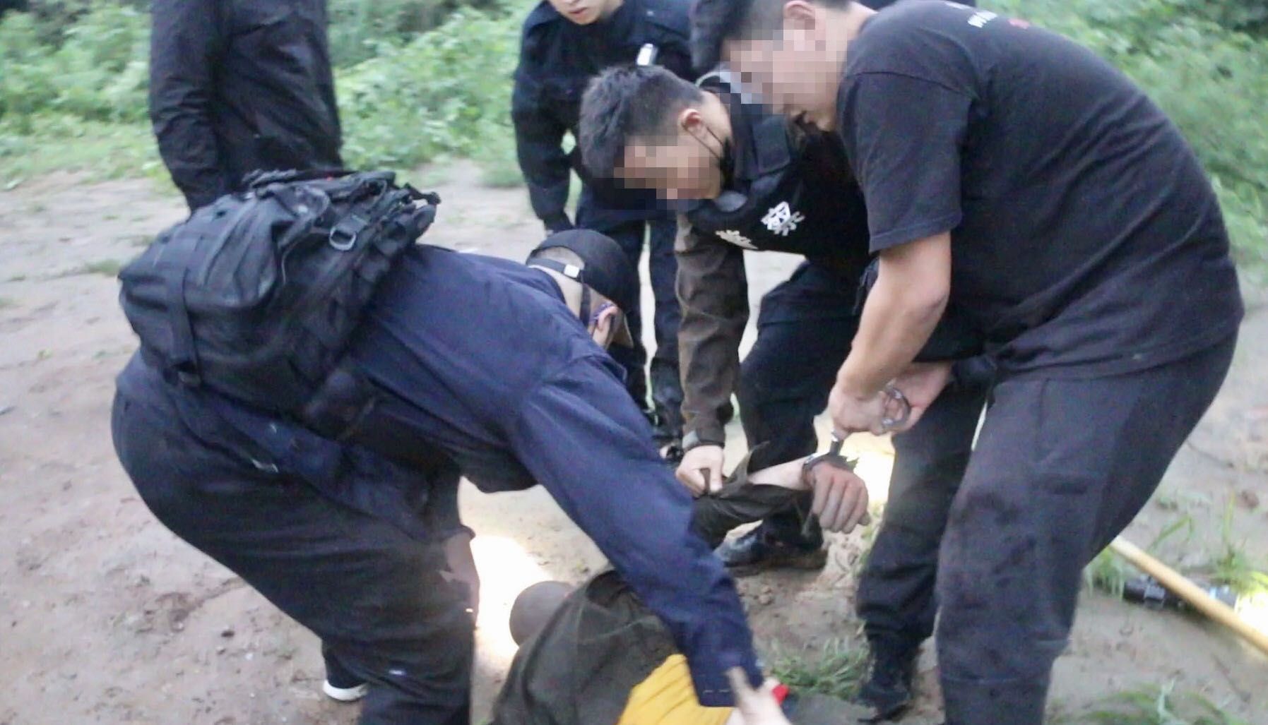 警方将嫌疑人控制。警方供图