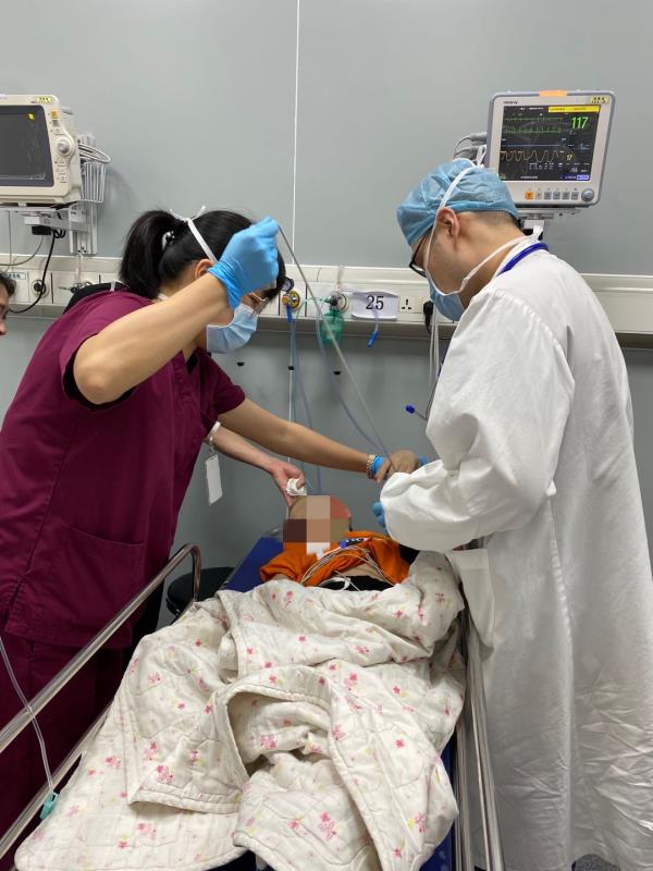 惊心动魄02仁济医院急诊团队智取夺命肉丸成功抢救一名男童精彩视频