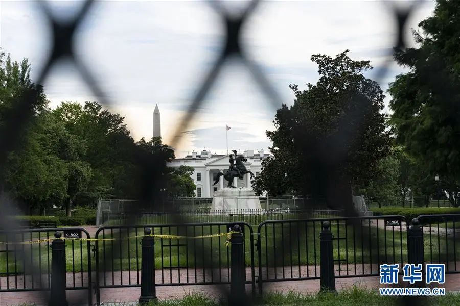 ▲这是7月23日在美国华盛顿透过铁丝网拍摄的白宫。（新华社记者 刘杰 摄）