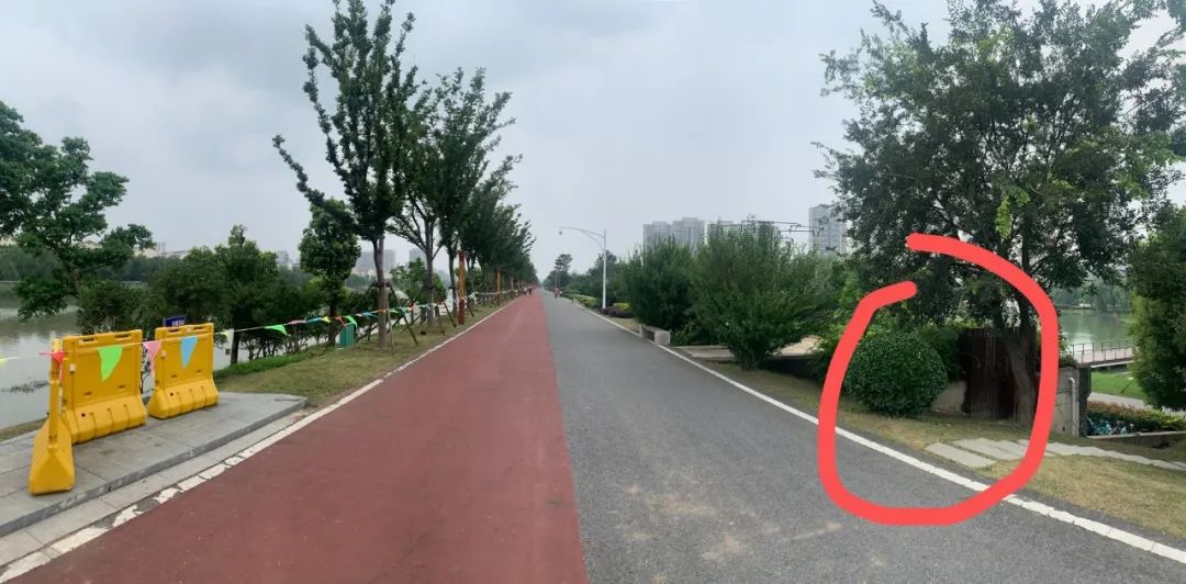 图为大坝顶部,右侧红圈内为餐厅