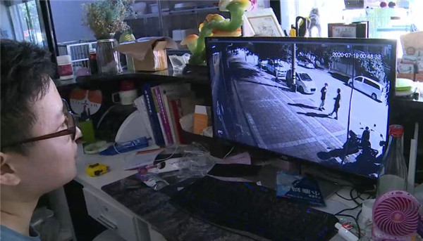 看看新闻|情有独钟？三男子深夜潜入宠物店 偷走“心爱”小猫