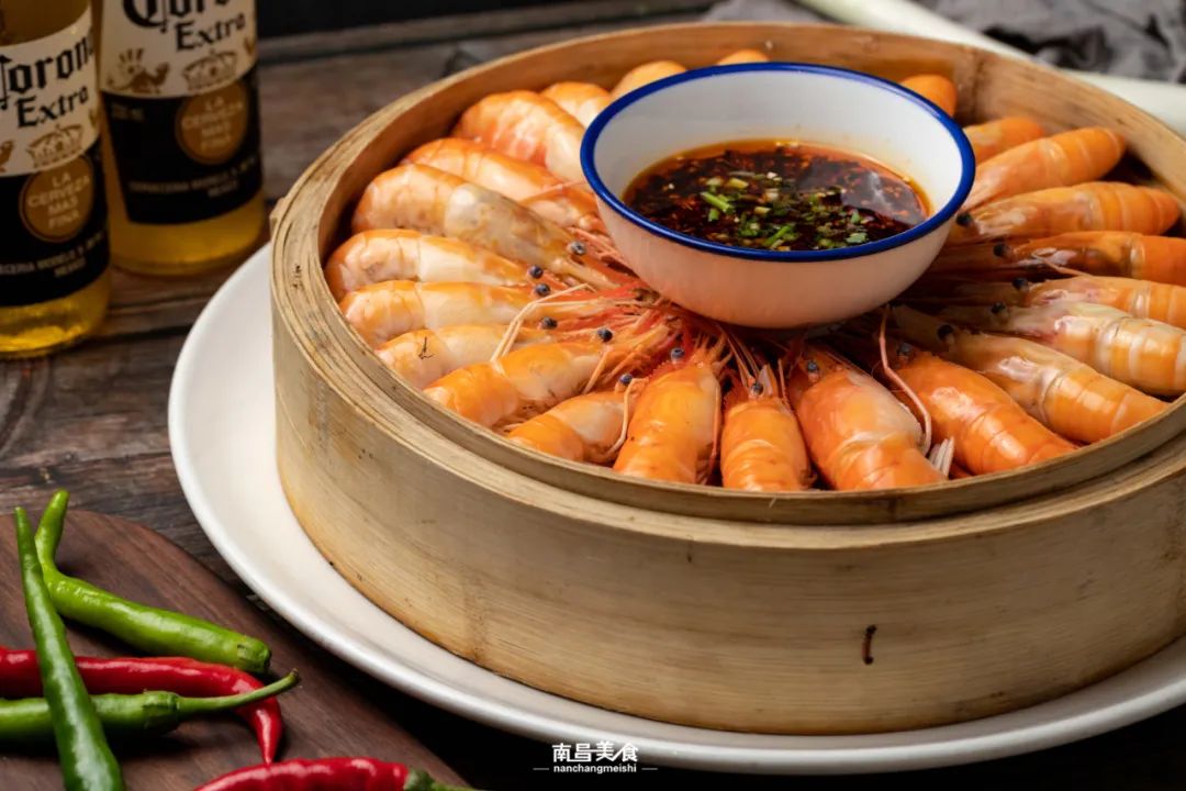 虽然清蒸小龙虾和其他口味比是清淡了很多,但客人却无法割舍.