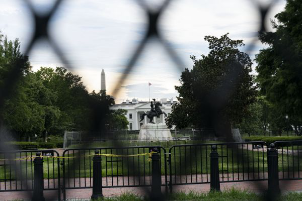 ▲这是7月23日在美国华盛顿透过铁丝网拍摄的白宫。（新华社）