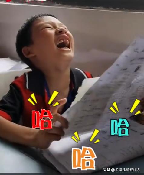 男孩考了99分笑成表情包火了,训练孩子学习能力,轻松取得好成绩