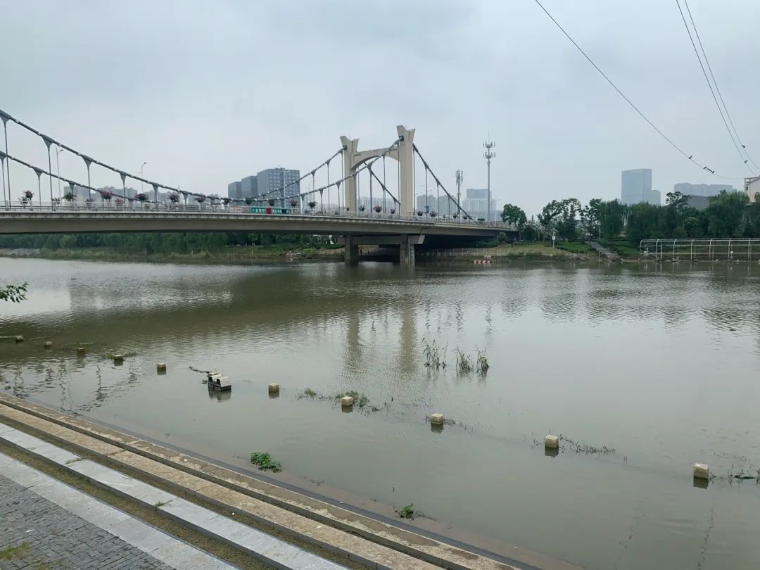  图为秦淮河水位上涨，已经淹没了大坝迎水面的亲水步道