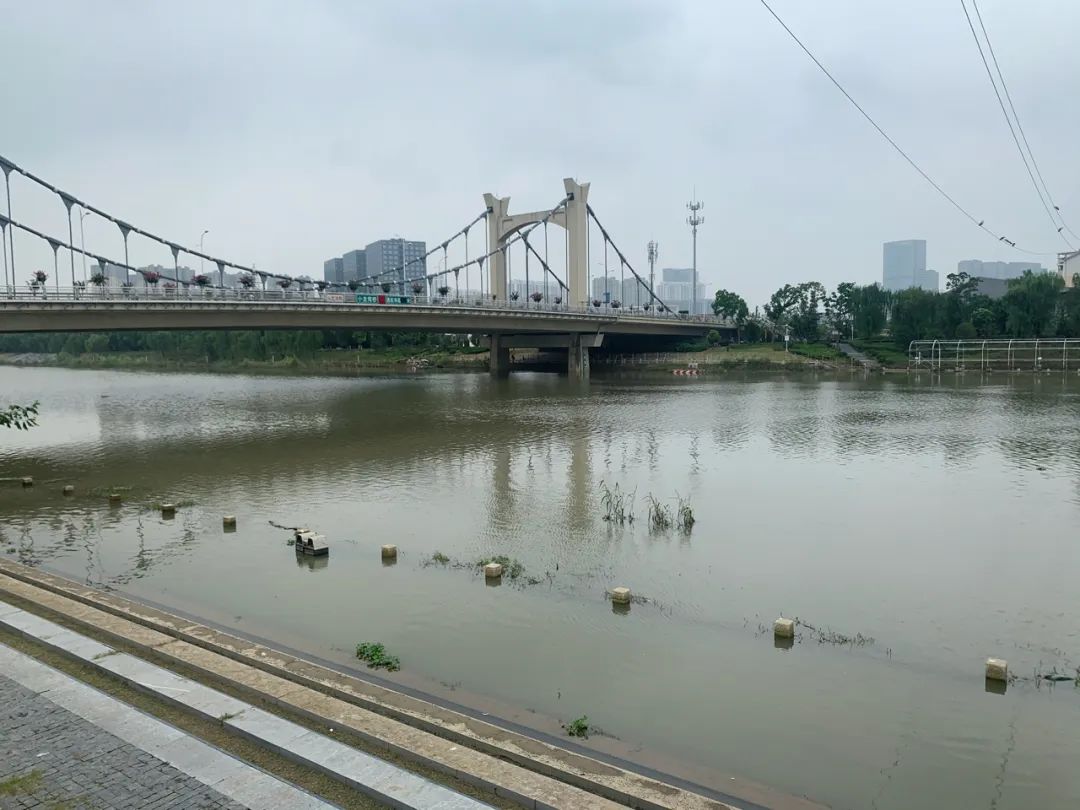图为秦淮河水位上涨,已经淹没了大坝迎水面的亲水步道