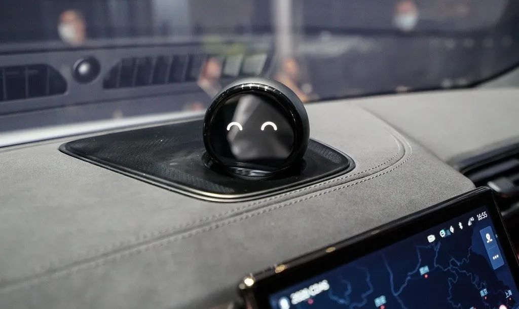 在中控台上方,则是蔚来标志性的nomi机器人,在人机互动的时候可以做出