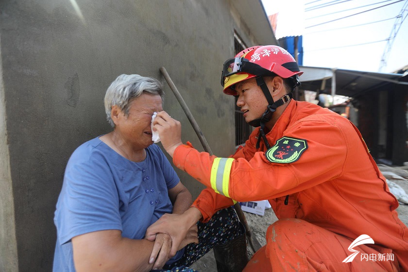 【驰援滁州,温暖瞬间】安徽滁州独居老人房屋被淹街头哭泣 山东消防这