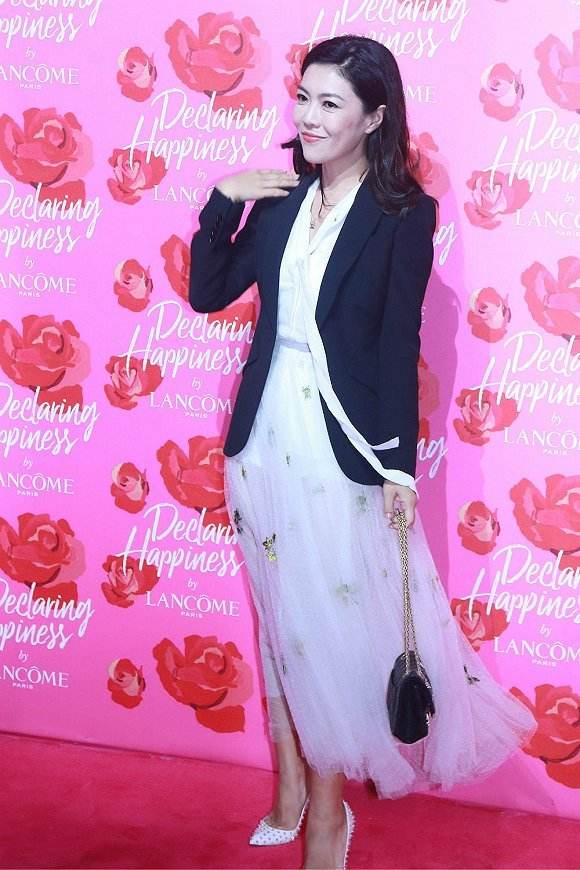 时尚大咖苏芒剪萝莉头,又穿小白裙,老了还这么会装嫩!