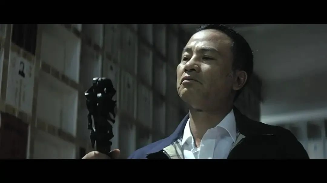 而吉米,更像是新时代的黑社会,他们年轻的时候误入歧途,成熟后只想做