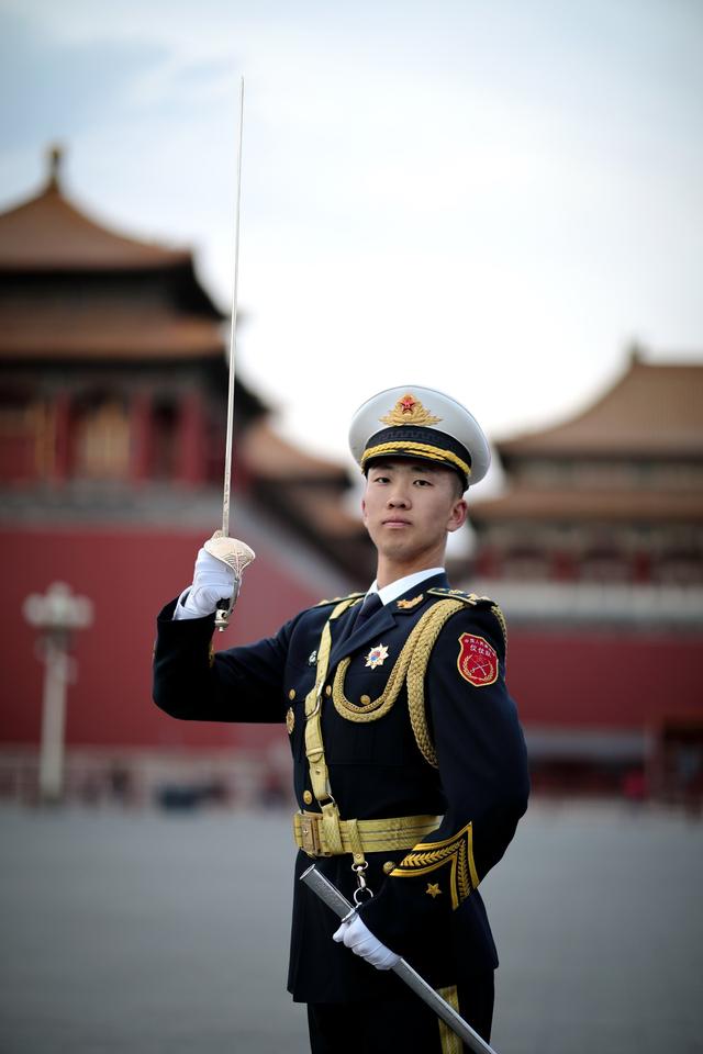 国旗护卫队"硬核"分队长:执行升降旗3000余次