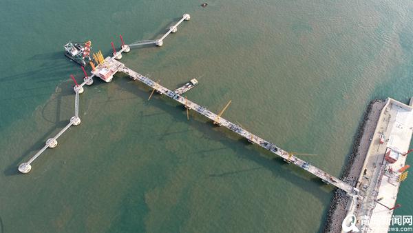青岛港董家口港区原油码头二期工程引桥成功合龙