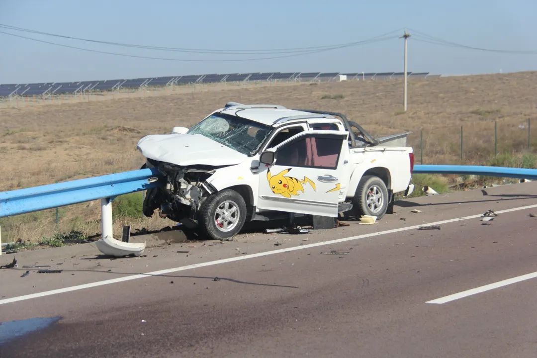 【警示】银昆高速:疲劳驾驶酿事故,10米长护栏穿车而过!