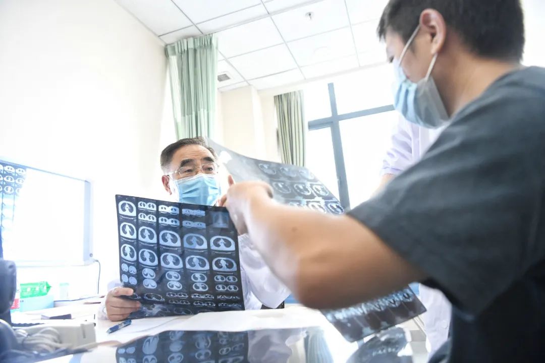 张伯礼院士为新冠肺炎感染后康复的武汉医护人员坐诊。