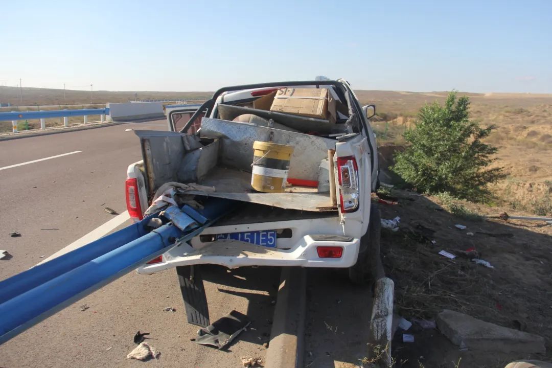 【警示】银昆高速:疲劳驾驶酿事故,10米长护栏穿车而过!