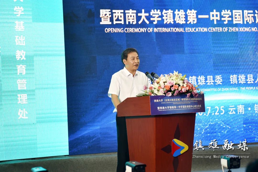厉害了刚刚7个国家7所中学与镇雄一中签订了这项协议