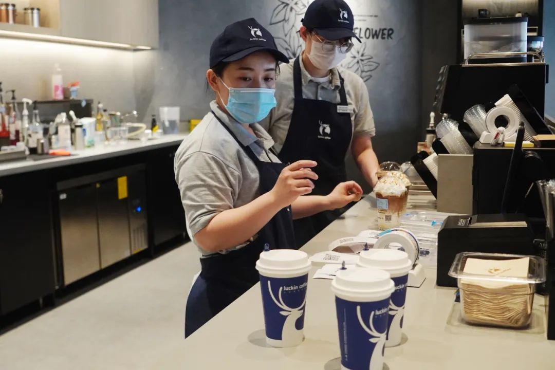 风暴中的瑞幸员工:在焦点外生存的普通人