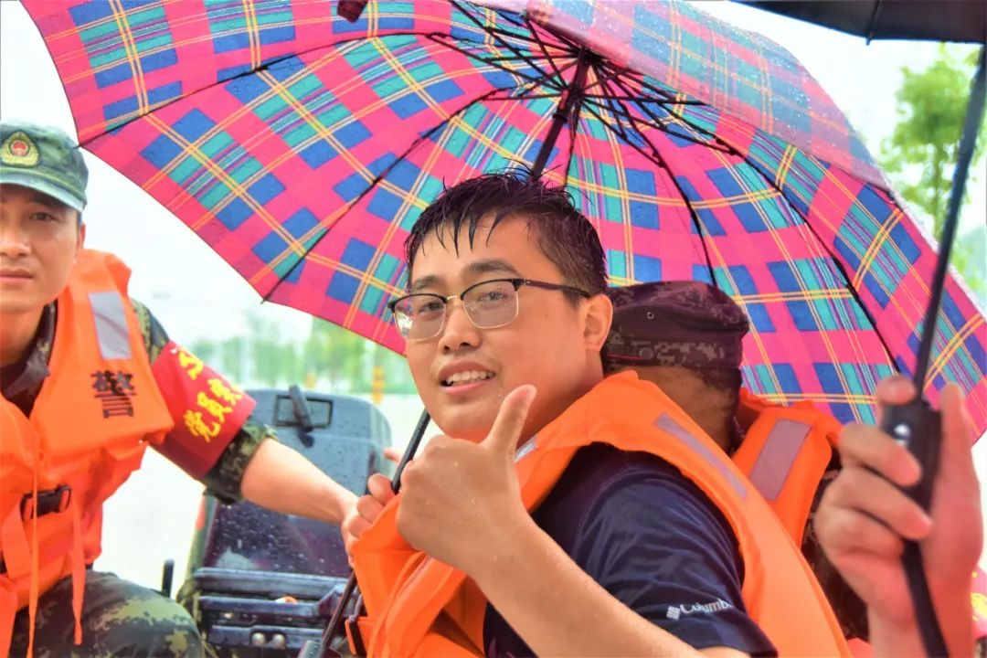 战胜洪水后,他们的身影又出现在稻田