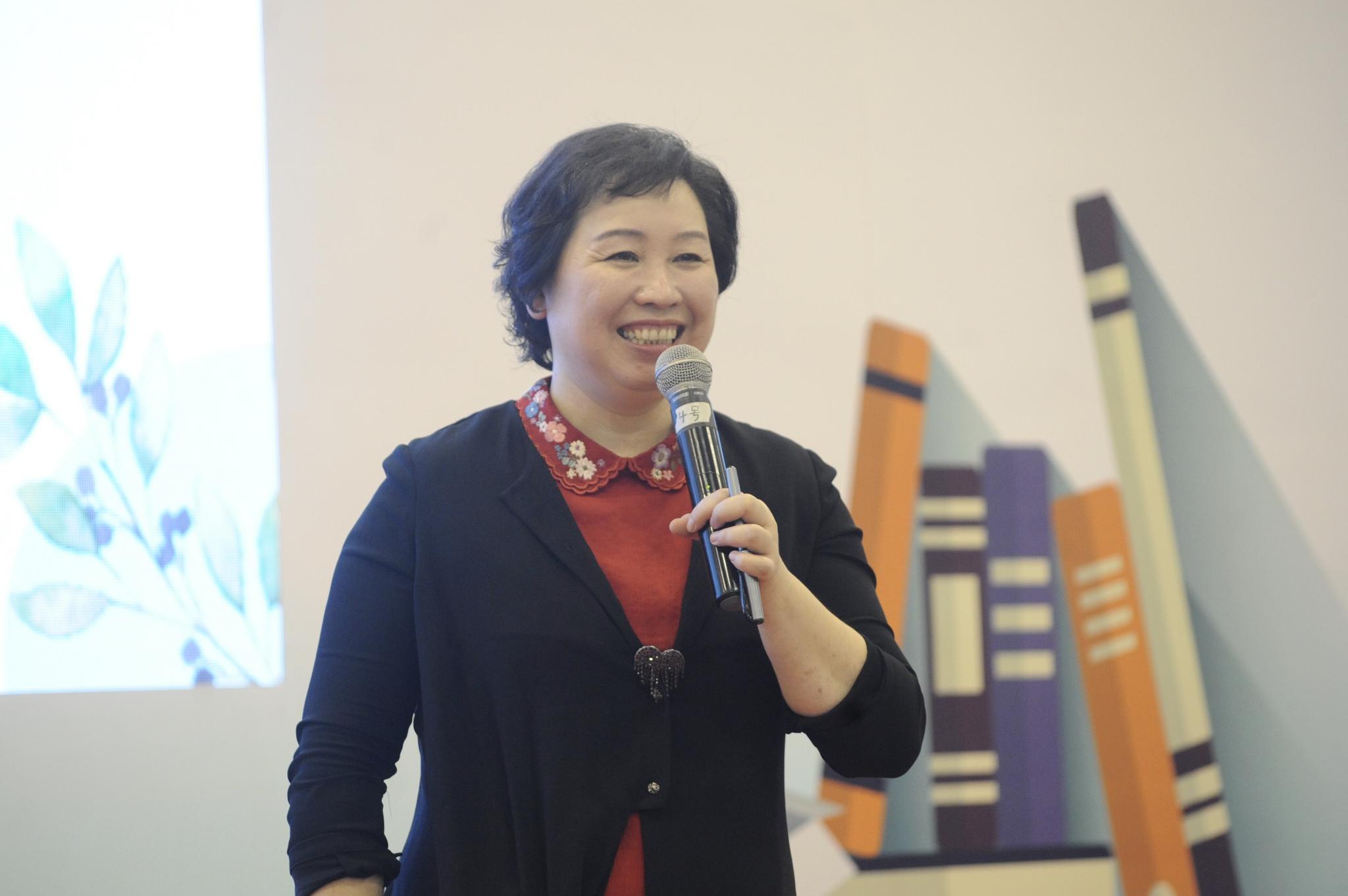 著名儿童文学作家王一梅在第十届江苏书展青少年阅读馆举行阅读分享会