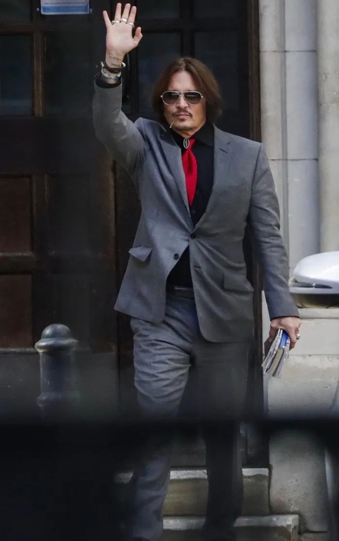 男星街拍| 德普撞脸本山叔,陈坤瘦出少年感