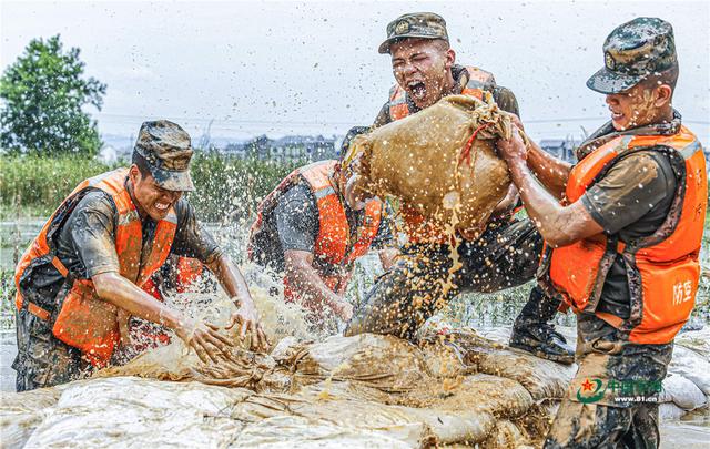 军网网评:从抗洪救灾看这支军队的"变"与"不变"