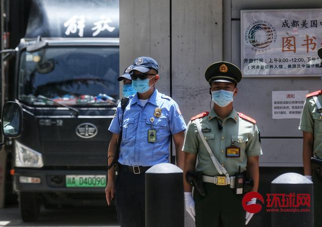 一辆中巴驶入美国驻成都总领事馆:安保严加防范