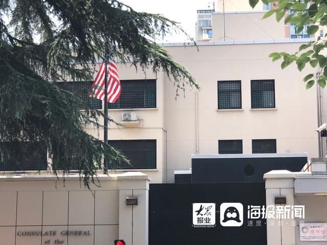 海报直击|一辆大客车驶离美国驻成都总领事馆