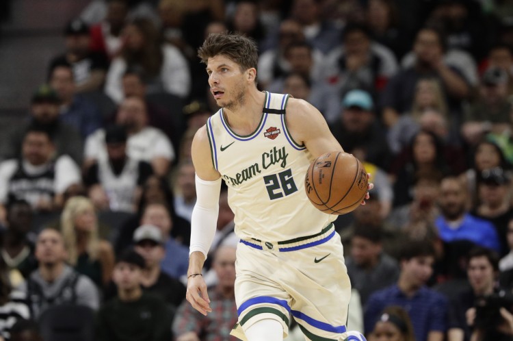 科沃尔14中8砍下全场最高的22分|科沃尔|雄鹿|nba_新浪新闻