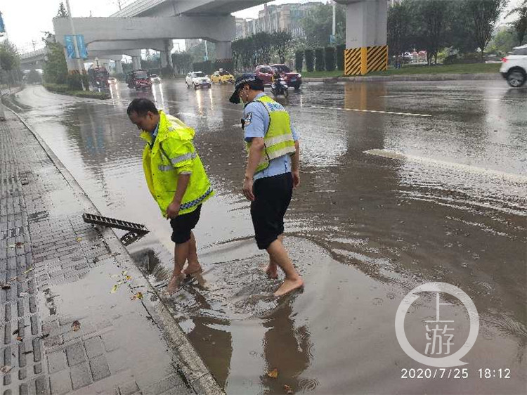 过往驾驶员见状,纷纷为民警点赞:"雨太大了,挡风玻璃都被挡完了,路上