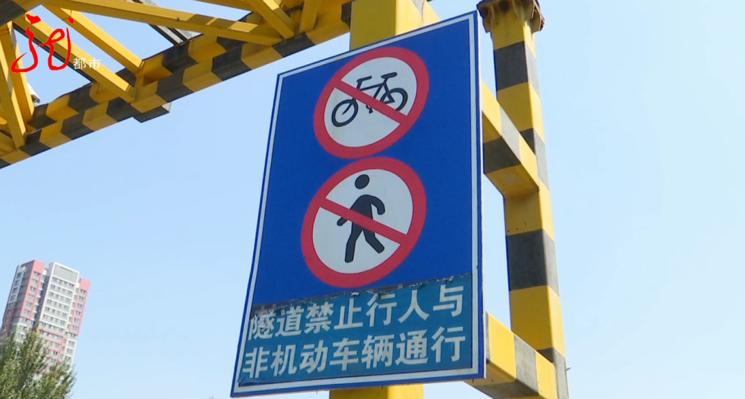 发现在入口处设有安全标识提示,行人及非机动车辆禁止通行